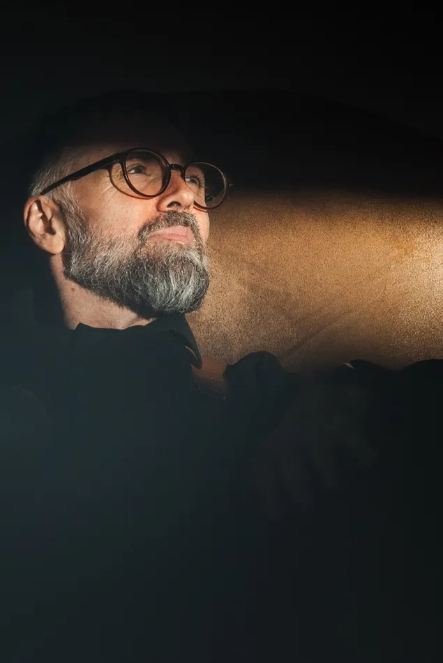 Retrato de Jordi Tudela, fotógrafo de bodas en Barcelona.
